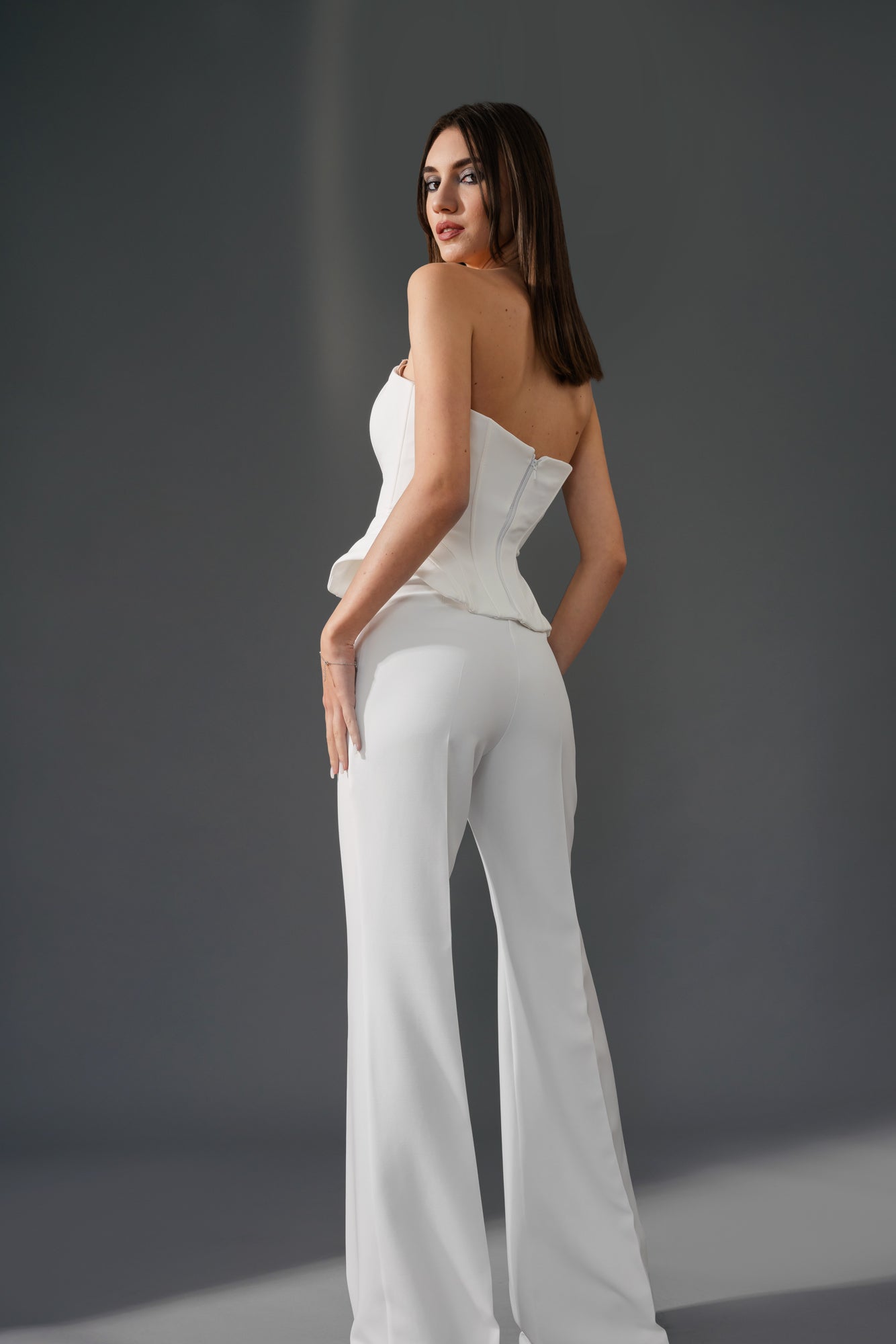 Costum alb cu corset și pantalon evazat